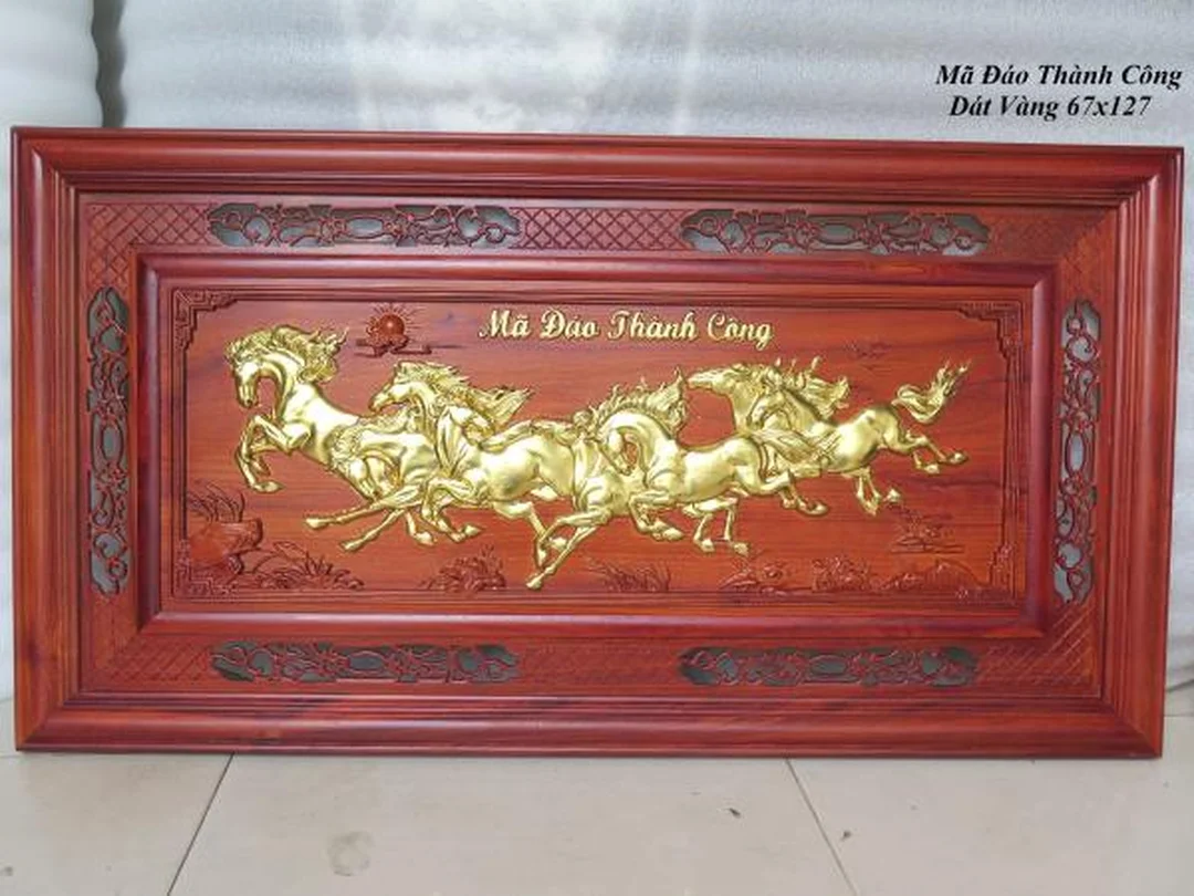 Tranh bát mã mã đáo thành công dát vàng cách treo tranh bát mã mã đáo thành công dát vàng hướng vào nhà