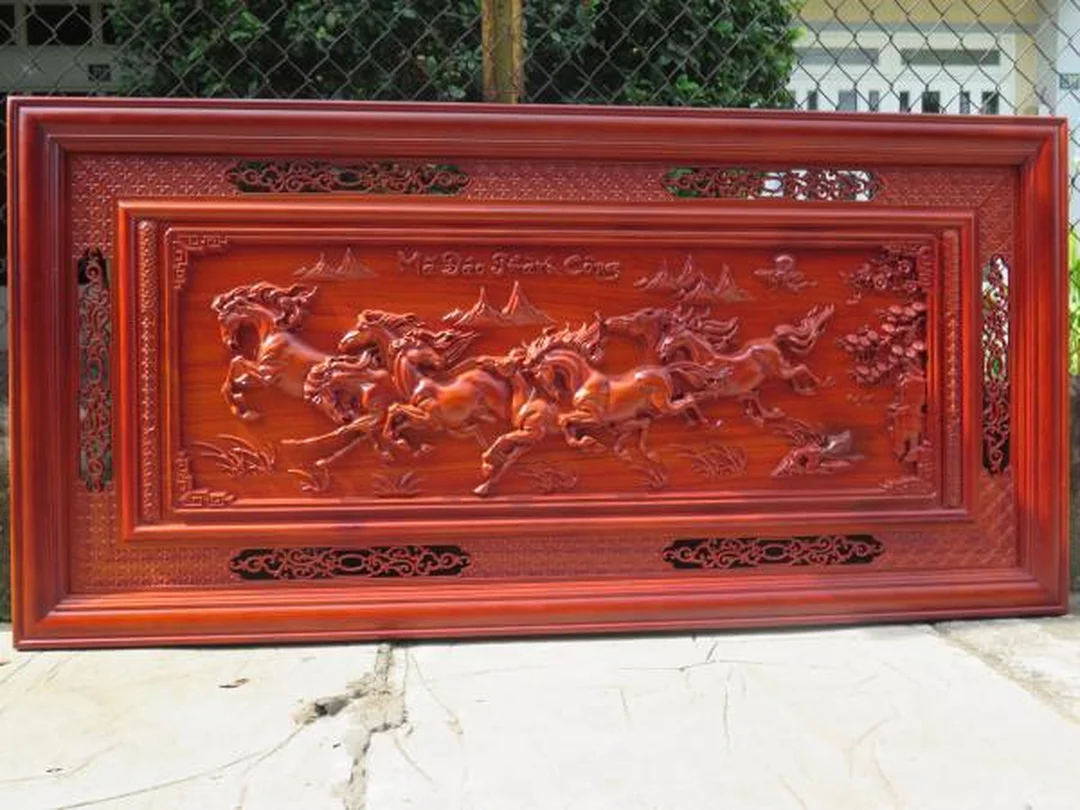 Cách treo tranh bát mã trong phòng khách cách treo tranh bát mã trong phòng khách với đàn ngựa hướng vào nhà