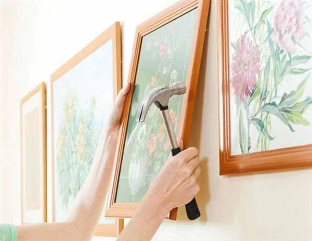 cách treo tranh lên tường bằng búa và đinh