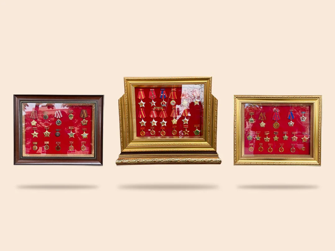 cửa hàng khung tranh thái sơn với khung huân chương trưng bày trang trọng cửa hàng khung tranh thái sơn với khung huân chương trưng bày trang trọng