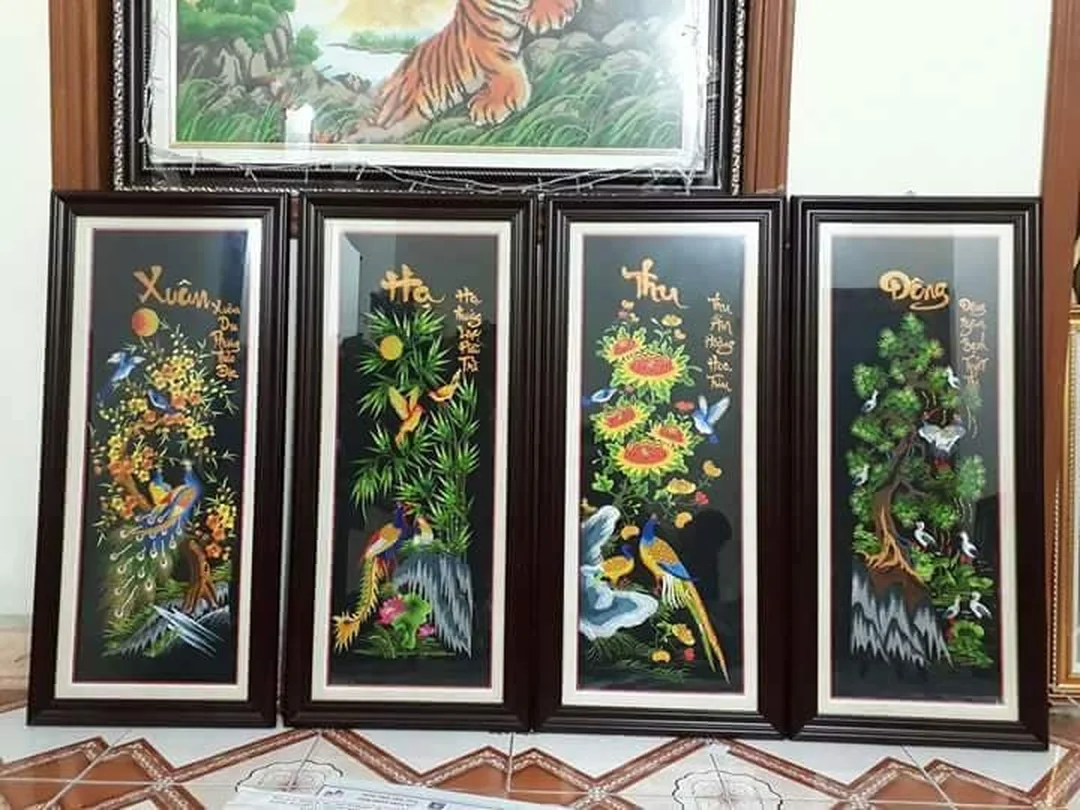 đóng khung tranh thêu tứ quý treo phòng khách