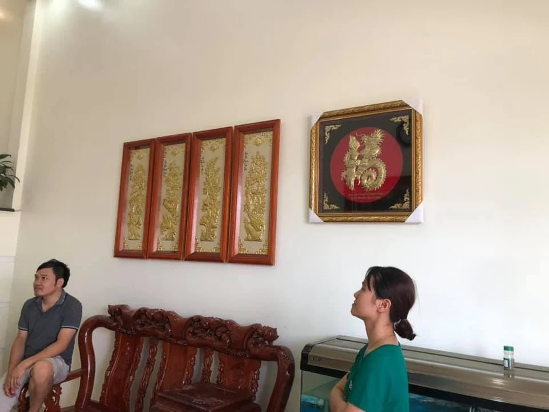 khoảng cách treo tranh tứ quý bằng đồng trong không gian truyền thống
