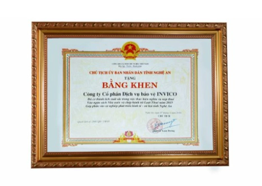 khung tranh a4 treo tường thẳng và cân đối