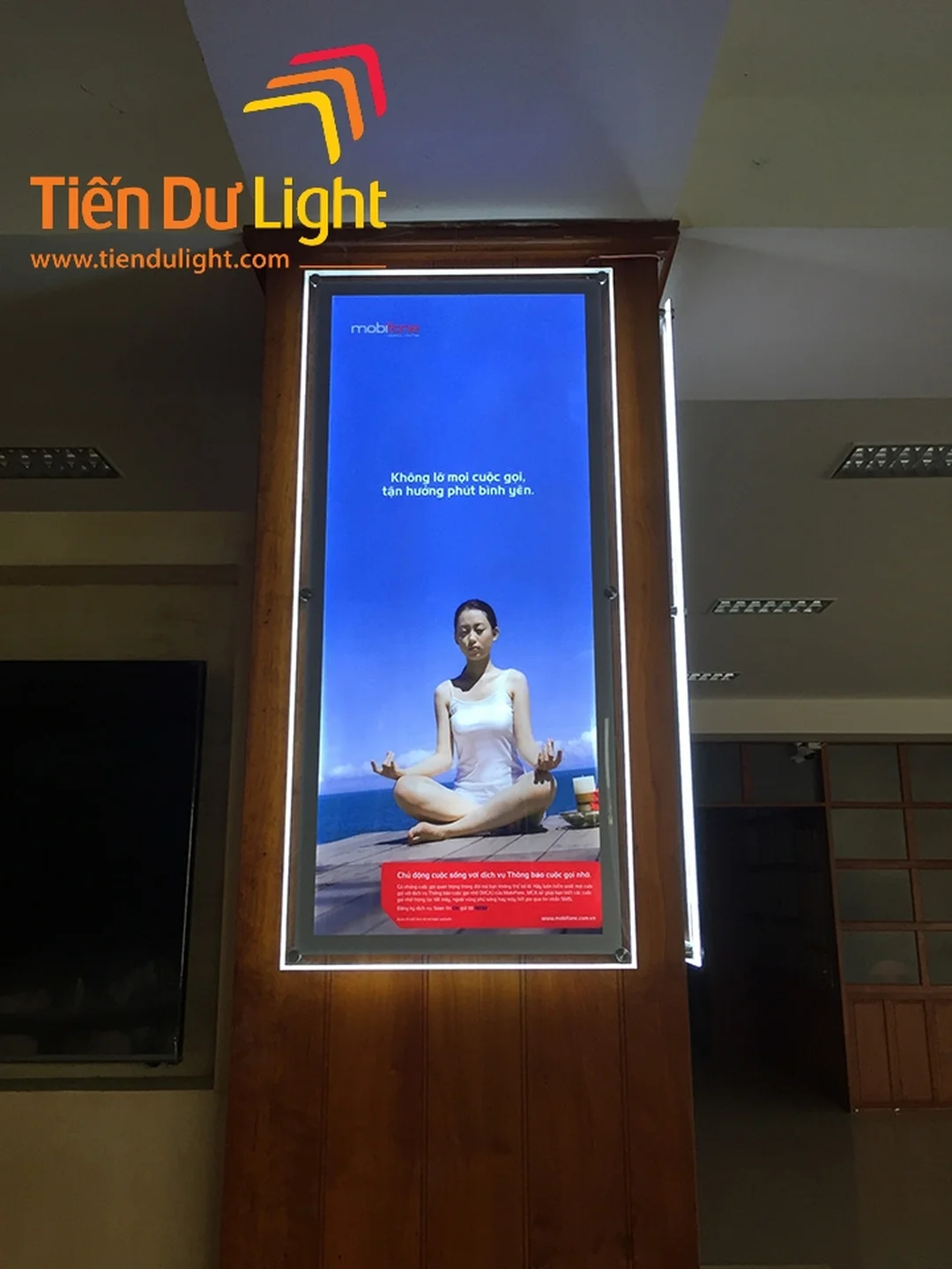 khung tranh điện tử dạng hộp đèn treo tường cho không gian thương mại