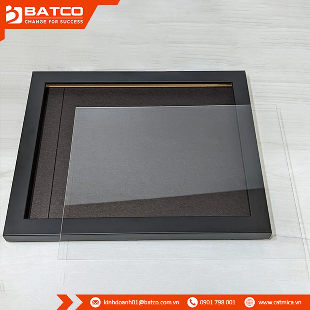 làm khung tranh mica bảo vệ tranh treo tường