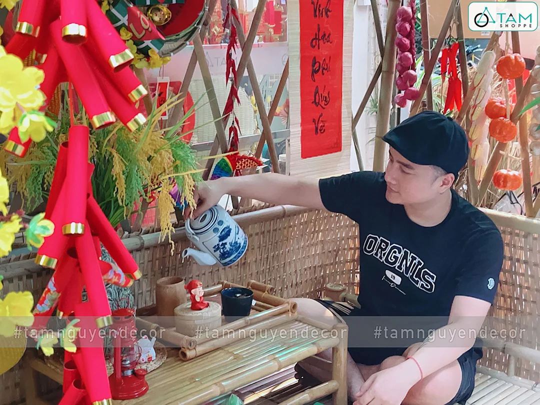 Dựng khung tre cho nhà tranh trang trí Tết nhà tranh trang trí tết đang dựng khung tre và mái lá