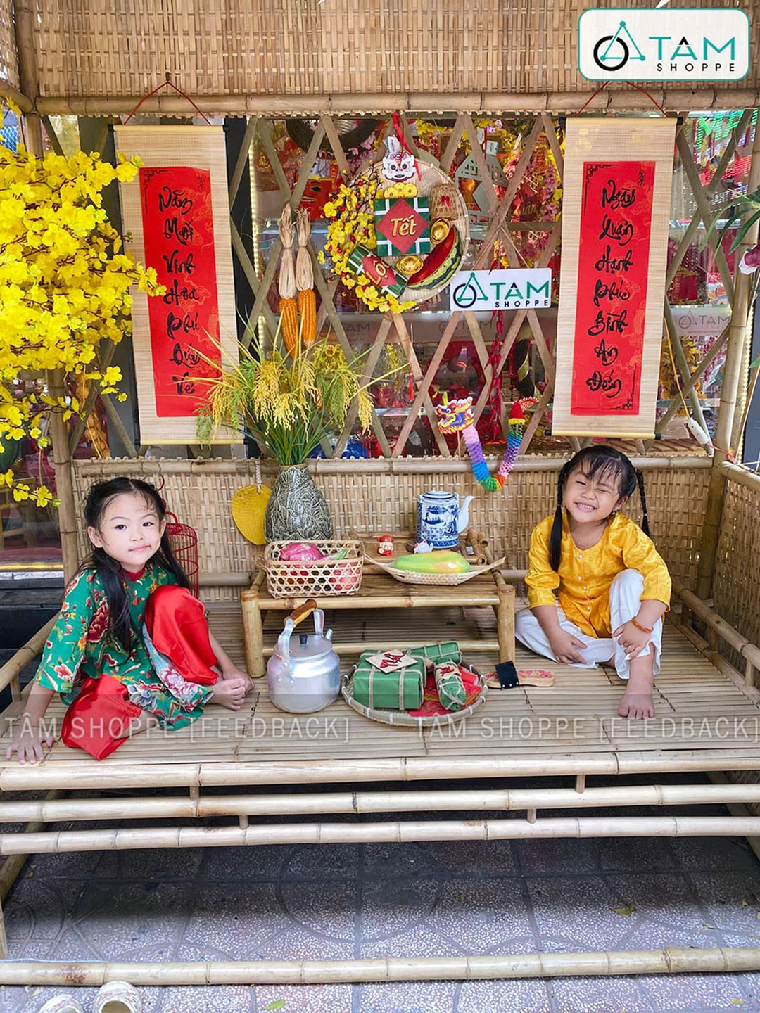 Nhà tranh trang trí Tết sau khi hoàn thiện phụ kiện nhà tranh trang trí tết hoàn thiện với hoa và phụ kiện truyền thống
