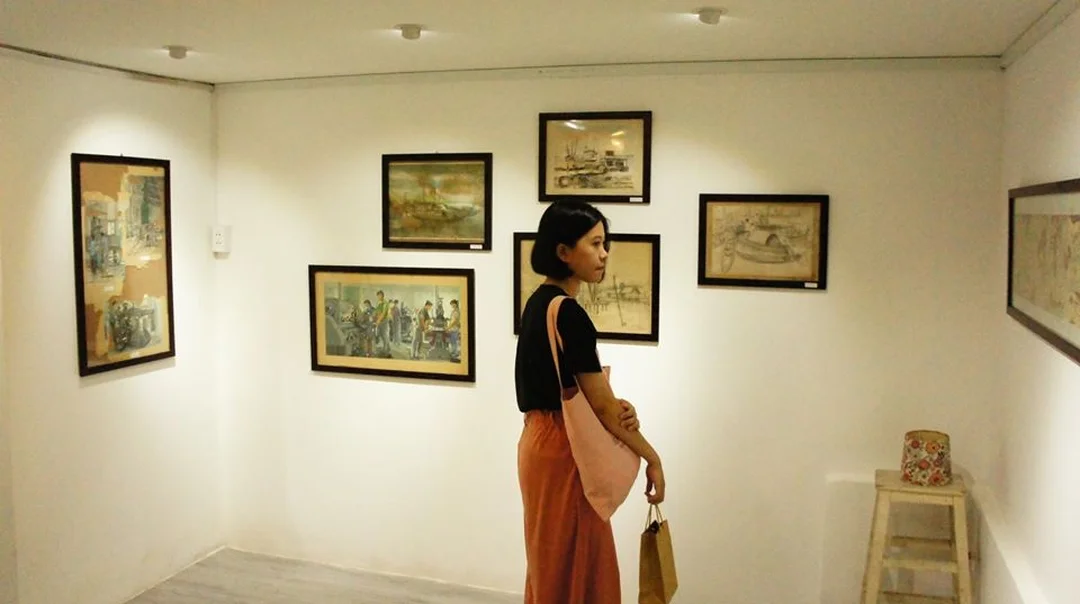 Phòng tranh nghệ thuật trong biệt thự cổ tại TP.HCM phòng tranh nghệ thuật với không gian trưng bày ấm và tác phẩm trên tường