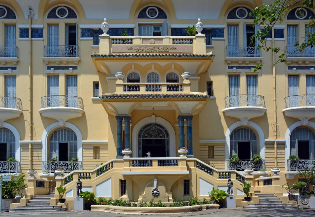 Phòng tranh nghệ thuật và bảo tàng mỹ thuật tại Việt Nam phòng tranh nghệ thuật với tranh sơn dầu trong không gian triển lãm