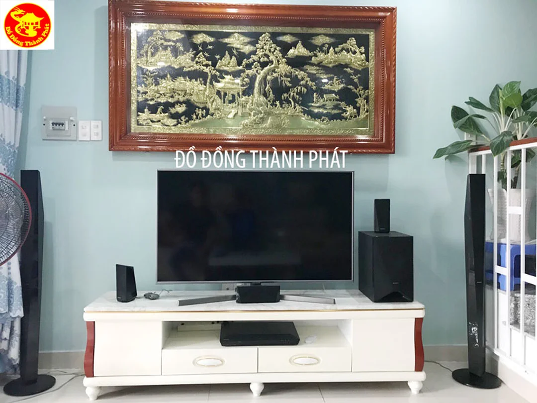 tranh đồng quê treo phòng khách bằng đồng trong không gian nhà Việt