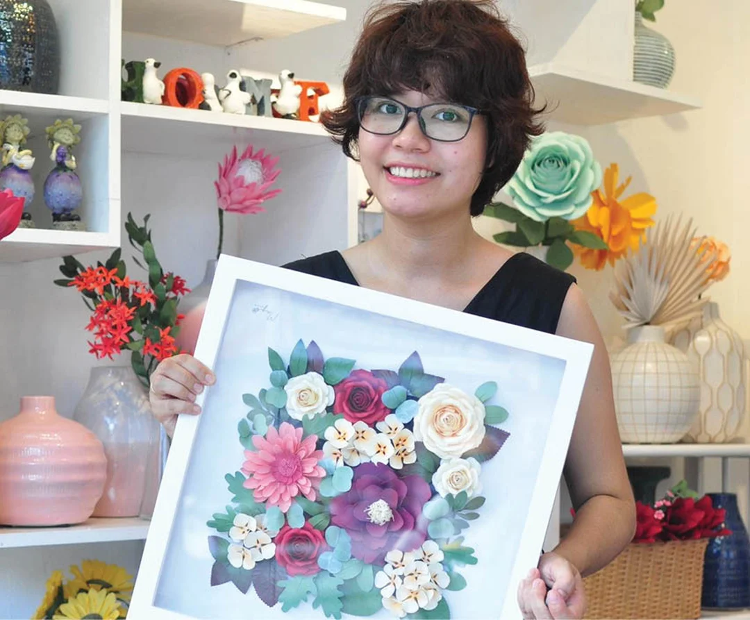 tranh hoa giấy trong không gian Huế nhiều màu sắc