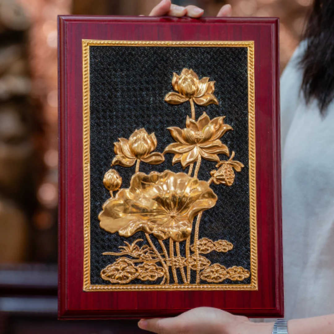 Tranh hoa sen mạ vàng bằng đồng tranh hoa sen mạ vàng bằng đồng đặt trong không gian thờ và phòng khách