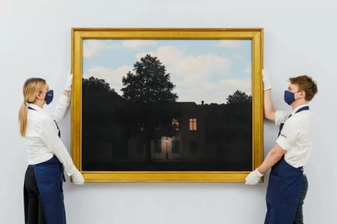 Tranh nghệ thuật siêu thực với ánh sáng đối lập Tranh nghệ thuật siêu thực với ánh sáng đối lập tạo chiều sâu thị giác