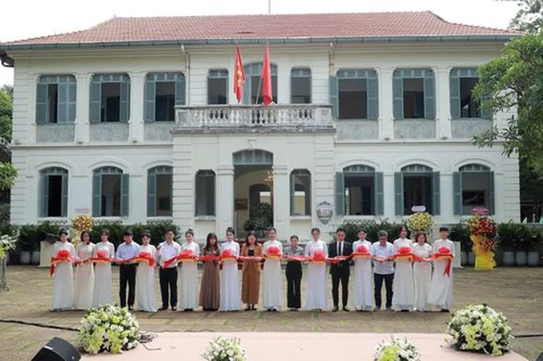 Triển lãm tranh nghệ thuật khai mạc với khách tham quan Triển lãm tranh nghệ thuật khai mạc với khách tham quan tại không gian trưng bày
