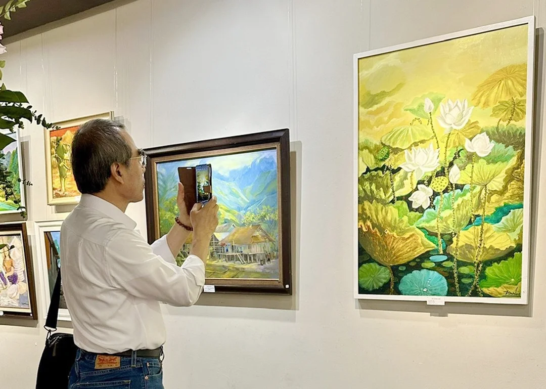 Triển lãm tranh nghệ thuật thu hút người xem Triển lãm tranh nghệ thuật thu hút người xem tại không gian hội họa Việt Nam