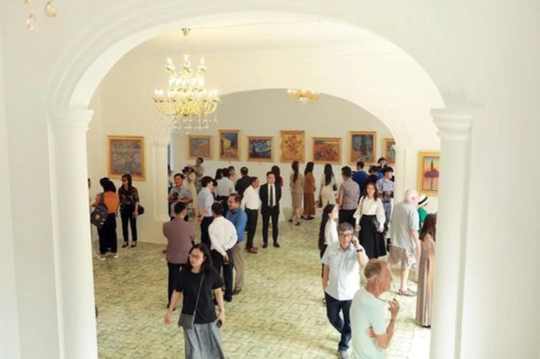 Triển lãm tranh nghệ thuật với khách xem tranh Triển lãm tranh nghệ thuật với khách xem tranh và bảng thông tin tác phẩm