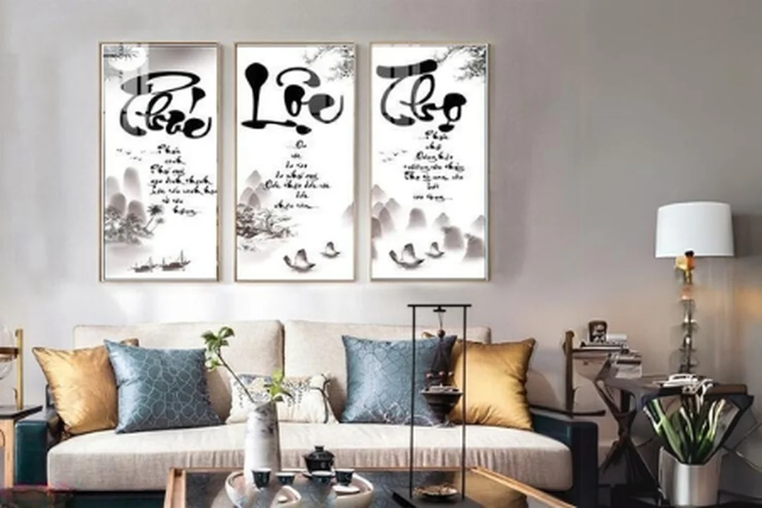 vị trí treo tranh trên mảng tường phòng khách sáng